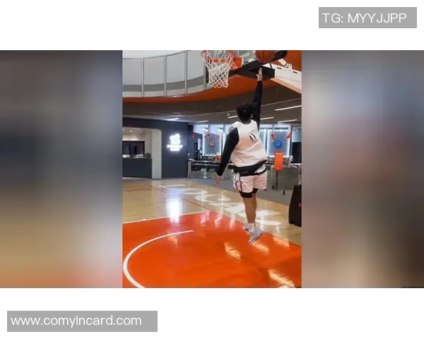吴尊在篮球场上的精彩瞬间与热血拼搏的动人图片分享 吴尊在篮球场上的精彩瞬间与热血拼搏的动人图片分享
